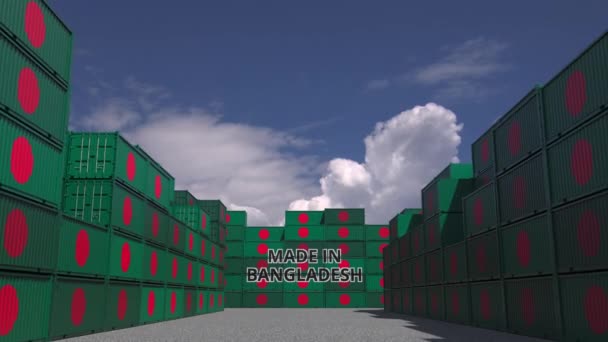 Muchos contenedores de carga con texto MADE IN BANGLADESH y banderas nacionales. Animación 3D relacionada con importación o exportación de Bangladesh — Vídeo de stock