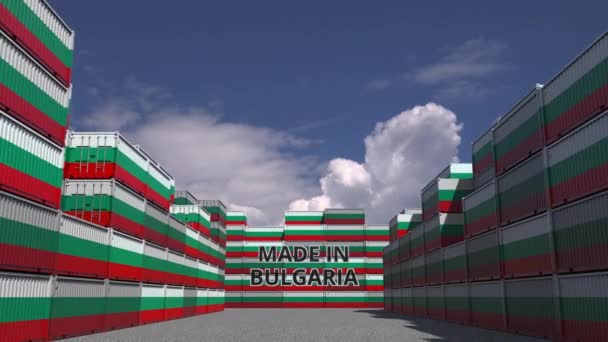 Muchos contenedores de carga con texto MADE IN BULGARIA y banderas nacionales. Búlgaro importación o exportación de animación en 3D relacionados — Vídeo de stock