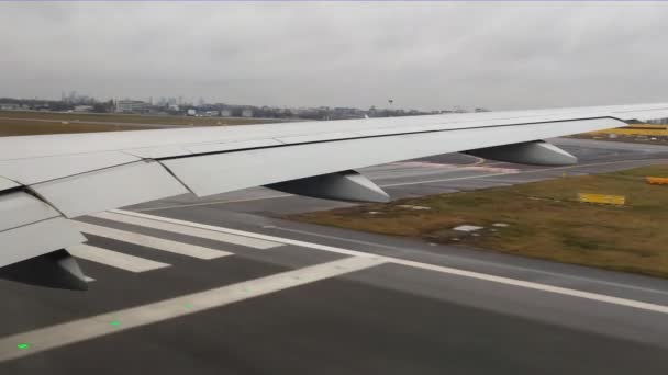 Bullaugen-Blick auf ein Verkehrsflugzeug beim Start. Warschau, Polen — Stockvideo