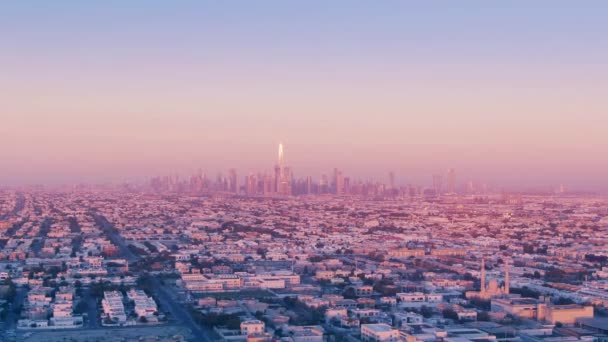 Vue aérienne de la magnifique skyline de Dubaï dans la soirée, les Émirats arabes unis EAU — Video