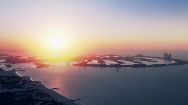 Légi kilátás a híres Palm Jumeirah sziget Dubai naplementekor, az Egyesült Arab Emírségek Uae — Stock videók