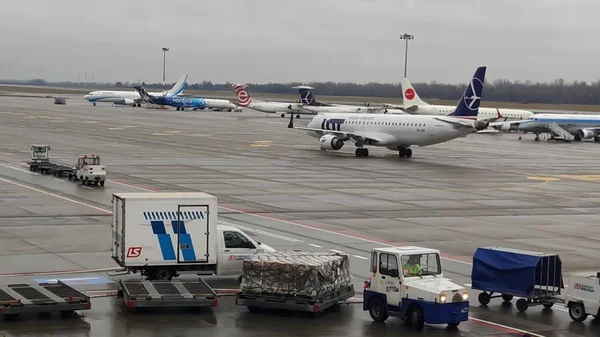 Βαρσοβία, Πολωνία - 24 Δεκεμβρίου 2019. Αεροπλάνο αεροδρομίου Βαρσοβίας Chopin — Φωτογραφία Αρχείου