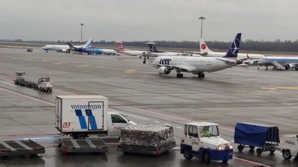 WARSAW, POLONIA - 24 DE DICIEMBRE DE 2019. Aeropuerto de Varsovia Chopin vista aeródromo — Vídeo de stock