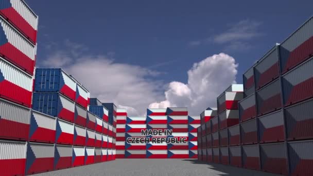 Muchos contenedores de carga con HECHO EN REPÚBLICA CHECA texto y banderas nacionales. Checo importación o exportación de animación en 3D relacionados — Vídeo de stock