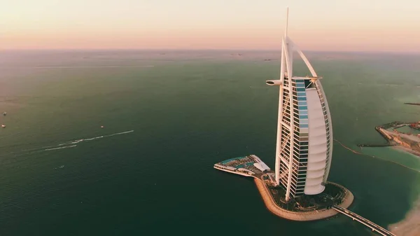 Dubaj, Zjednoczone Emiraty Arabskie - 25 grudnia 2019. Widok z lotu ptaka na luksusowy hotel Burj Al Arab o zachodzie słońca — Zdjęcie stockowe