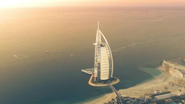 Dubai, Förenade Arabemiraten - 25 december 2019. Hög höjd antenn skott av Burj Al Arab lyx hotell på kvällen — Stockfoto