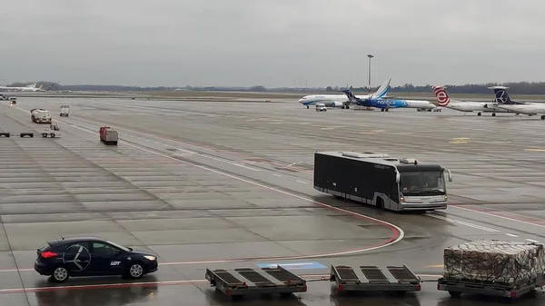 Βαρσοβία, Πολωνία - 24 Δεκεμβρίου 2019. Αεροδρόμιο λεωφορείο στο αεροδρόμιο της Βαρσοβίας Chopin — Φωτογραφία Αρχείου