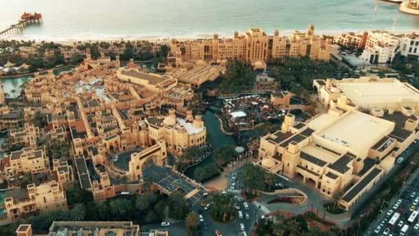 Dubai, Verenigde Arabische Emiraten - 25 december 2019. Luchtfoto van drukke luxe Madinat Jumeirah het Arabische Resort — Stockvideo