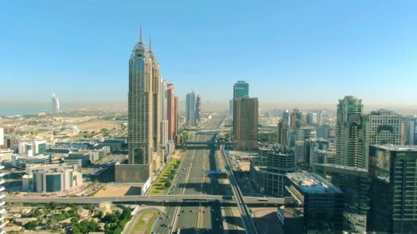 Dubai, Vereinigte Arabische Emirate - 26. Dezember 2019. Luftaufnahme der Sheikh-Zayed-Straße im Internet-Stadtgebiet von Dubai — Stockvideo