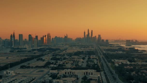 Vue aérienne de la zone résidentielle côtière de Jumeirah à Dubaï au coucher du soleil, Émirats arabes unis — Video