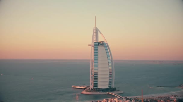 Dubaj, Zjednoczone Emiraty Arabskie - 25 grudnia 2019. Zdjęcie lotnicze hotelu Burj Al Arab o zachodzie słońca — Wideo stockowe