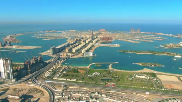 Vista aérea de la famosa isla Palm Jumeirah en Dubai, Emiratos Árabes Unidos — Vídeo de stock
