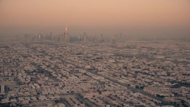 Vista aérea do horizonte de Dubai à noite, EAU — Vídeo de Stock