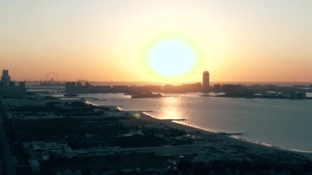 Légi felvétel a Palm Jumeirah szigetről Dubaiban naplementekor, Uae — Stock videók