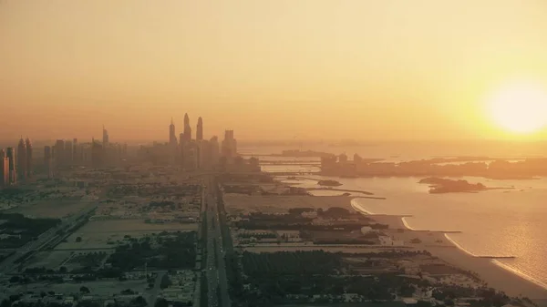 Przybrzeżna dzielnica mieszkalna Jumeirah w Dubaju o zachodzie słońca, widok z powietrza — Zdjęcie stockowe
