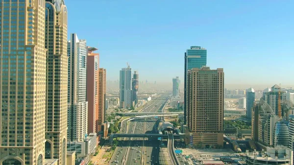 Dubai, United Arab Emirates - 26 грудня 2019. Виріб повітряного масштабу Шейх Заєд Роуд в районі Дубай Інтернет-міста — стокове фото