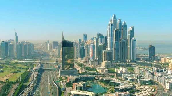 Vista aérea da Sheikh Zayed Road em Dubai Internet Área da cidade, Emirados Árabes Unidos — Fotografia de Stock