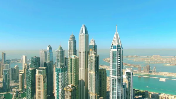 Повітряний постріл хмарочосів і знаменитий острів Пальм - Джумейра в Дубаї (штат Уе). — стокове фото