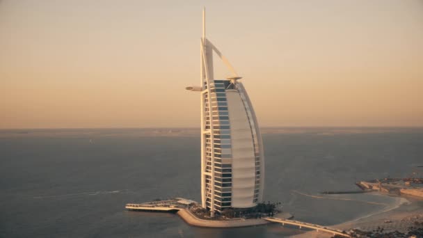 Dubaj, Zjednoczone Emiraty Arabskie - 25 grudnia 2019. Zdjęcia lotnicze hotelu Burj Al Arab wieczorem — Wideo stockowe