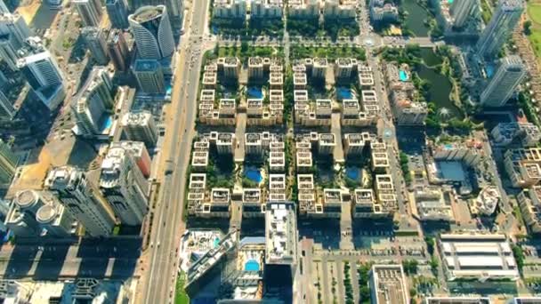 Luftaufnahme von Luxus-Eigentumswohnungen mit Swimmingpools in Dubai, Vereinigte Arabische Emirate — Stockvideo
