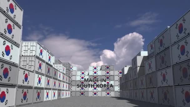 Nákladní kontejnery s textem Made In South Korea a národními vlajkami. Korejská animace 3D importu nebo exportu — Stock video