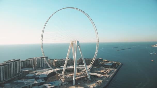 DUBAI, EMIRADOS ARAB UNIDOS - 26 DE DEZEMBRO DE 2019. Vista aérea de Ain Dubai em construção na Ilha Bluewaters, a roda gigante mais alta do mundo — Vídeo de Stock