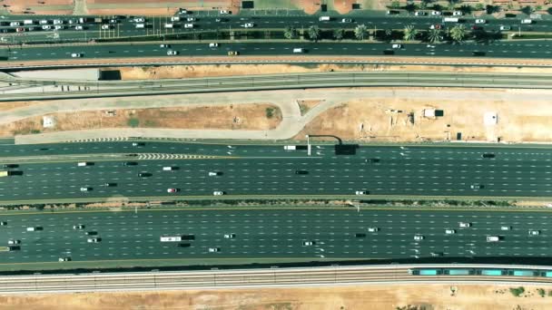 Vista aérea de arriba hacia abajo de una importante ciudad de tráfico por carretera y tren de metro en Dubai, Emiratos Árabes Unidos — Vídeo de stock