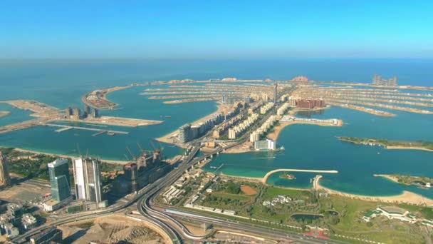 Vista panorámica aérea de la isla Palm Jumeirah y Dubai Marina, Emiratos Árabes Unidos — Vídeo de stock
