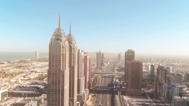 DUBAI, EMIRATS ARABES UNIS - 26 DÉCEMBRE 2019. Vue aérienne du paysage urbain de Dubaï invoquant les tours centrales d'affaires et les principaux points de repère des villes — Video