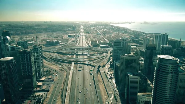 Vista aerea del traffico stradale al grande incrocio autostradale urbano e grattacieli moderni. Dubai, EAU — Foto Stock