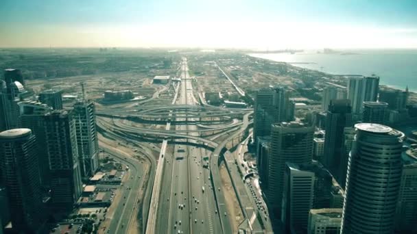 Flygfoto över vägtrafiken vid stora vägkorsningen och moderna skyskrapor. Dubai, Förenade Arabemiraten — Stockvideo