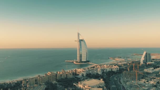 Luchtfoto van Dubai strand bij zonsondergang, Uae — Stockvideo