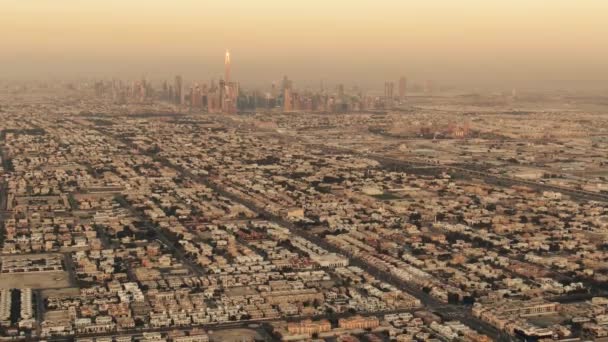 Letecký pohled na dubajský panorama zahrnující nejvyšší budovu na světě, Spojené arabské emiráty — Stock video