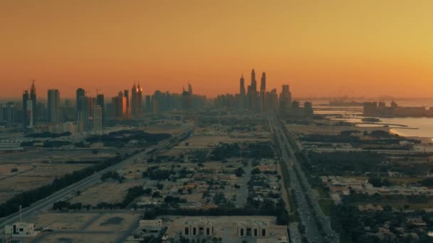 Akşamları Dubai 'nin kıyı bölgesinin hava manzarası, Birleşik Arap Emirlikleri — Stok video