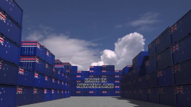 Muchos contenedores de carga con HECHO EN NUEVA ZELANDA texto y banderas nacionales. Importar o exportar animación 3D relacionada — Vídeo de stock