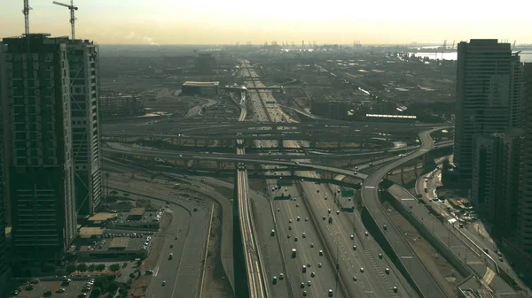 Vista aérea de la gran intersección de carreteras urbanas. Dubai, Emiratos Árabes Unidos — Foto de Stock