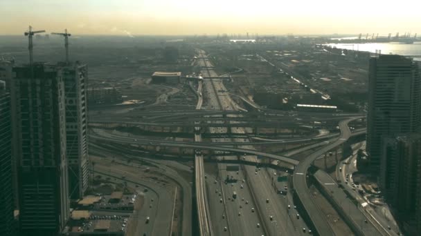 Luchtfoto van de grote stedelijke snelweg kruising. Dubai, Verenigde Staten — Stockvideo