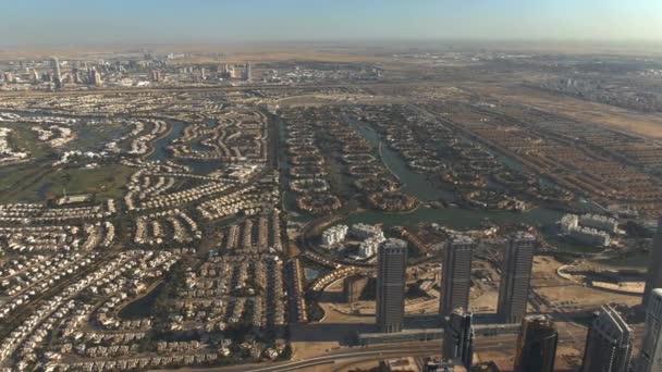 Foto aérea de lujosas comunidades de Emirates Hills y Jumeirah Islands en Dubai, Emiratos Árabes Unidos — Vídeo de stock