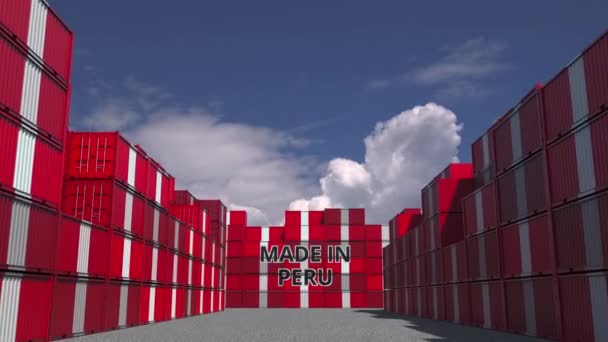 Muchos contenedores con texto MADE IN PERU y banderas nacionales. Animación 3D relacionada con importación o exportación peruana — Vídeo de stock