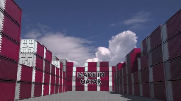 Viele Frachtcontainer mit Made in Qatar Text und Nationalflaggen. Katarische Import oder Export bezogene 3D-Animation — Stockvideo