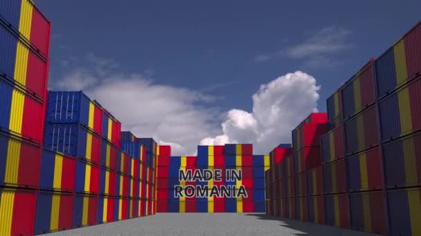 Conteneurs avec texte MADE IN ROMANIA et drapeaux nationaux. Animation 3D liée à l'importation ou l'exportation roumaine — Video