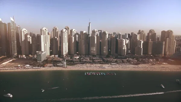 Légi kilátás Dubai Marina felhőkarcolók és a strand, mint a tengertől, Uae — Stock Fotó