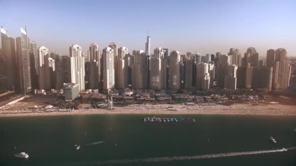 Vue aérienne des gratte-ciel de Dubai Marina et de la plage vue de la mer, Émirats arabes unis — Video