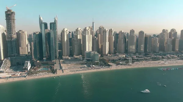 Vista aérea da praia e arranha-céus da Marina do Dubai, Emirados Árabes Unidos — Fotografia de Stock