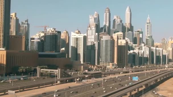 Dubai, Verenigde Arabische Emiraten - 26 december 2019. Luchtfoto van Dubai Marina Mall en wolkenkrabbers — Stockvideo