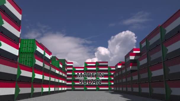 Δοχεία με κείμενο Made In Sudan και εθνικές σημαίες. Sudanian εισαγωγής ή εξαγωγής 3d animation — Αρχείο Βίντεο