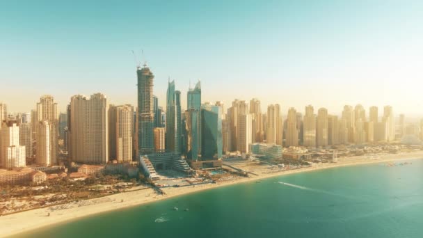晴れた日にドバイマリーナビーチや高層ビルの空中ショット,アラブ首長国連邦 — ストック動画