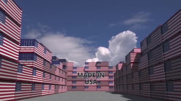 Contenedores con texto MADE IN USA y banderas nacionales. Animación 3D relacionada con la importación o exportación de América — Vídeos de Stock