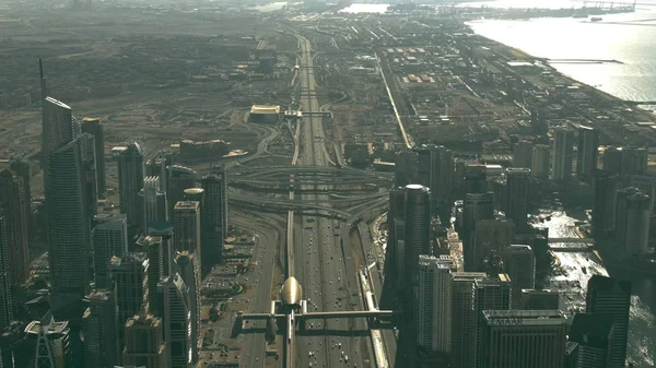 DUBAI, EMIRADOS ARAB UNIDOS - 26 DE DEZEMBRO DE 2019. Vista aérea do DEWA Jebel Ali Power Plant e do Complexo de Dessalinização por trás dos arranha-céus — Fotografia de Stock