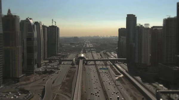 Letecký pohled na velkou městskou dálnici, moderní mrakodrapy a vzdálený přístav. Dubaj, Uae — Stock fotografie